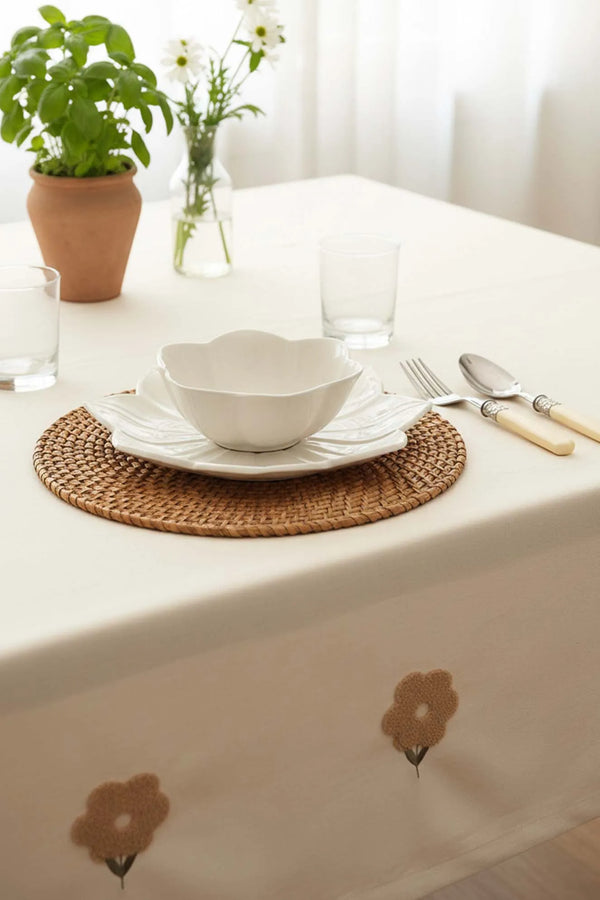 Florita Beige Punch Bestickte, fleckenabweisende Tischdecke 160x220 cm