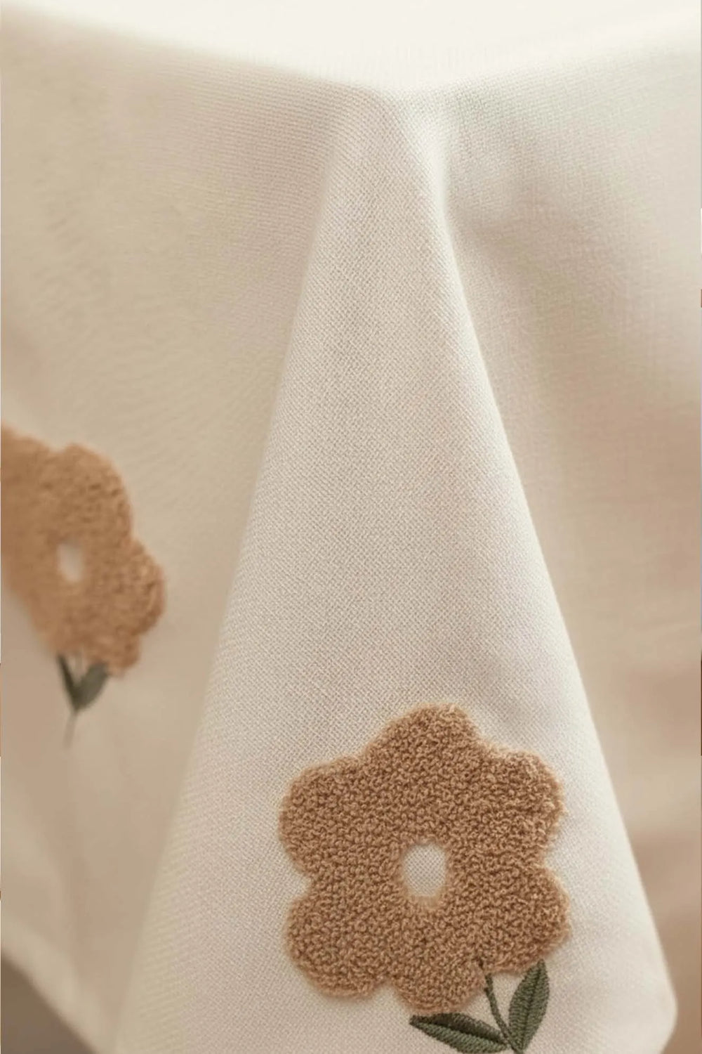 Florita Beige Punch Bestickte, fleckenabweisende Tischdecke 160x220 cm