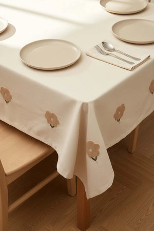 Florita Beige Punch Bestickte, fleckenabweisende Tischdecke 160x220 cm