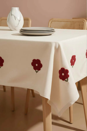 Florita Cherry Punch bestickte, fleckenabweisende Tischdecke 160x220 cm