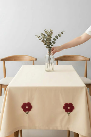 Florita Cherry Punch bestickte, fleckenabweisende Tischdecke 160x220 cm