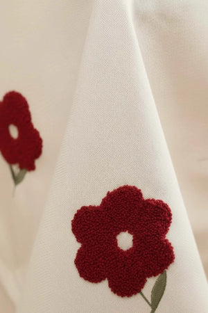Florita Cherry Punch bestickte, fleckenabweisende Tischdecke 160x220 cm