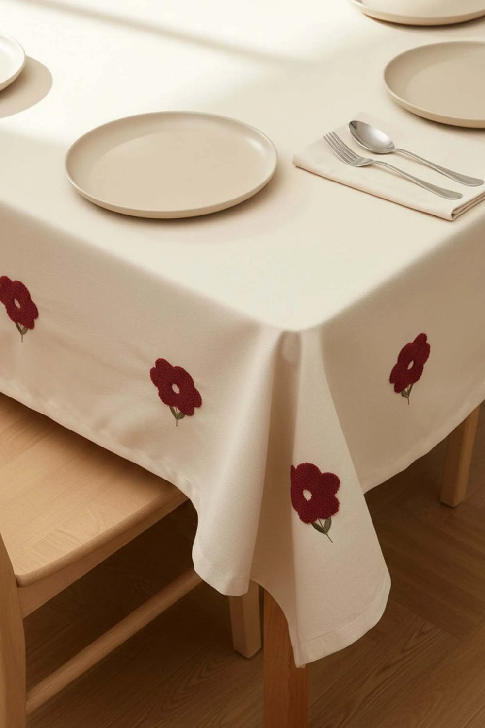 Florita Cherry Punch bestickte, fleckenabweisende Tischdecke 160x220 cm