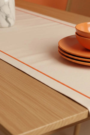 Tischläufer in Creme mit orangefarbenem Rand, 50 x 130 cm