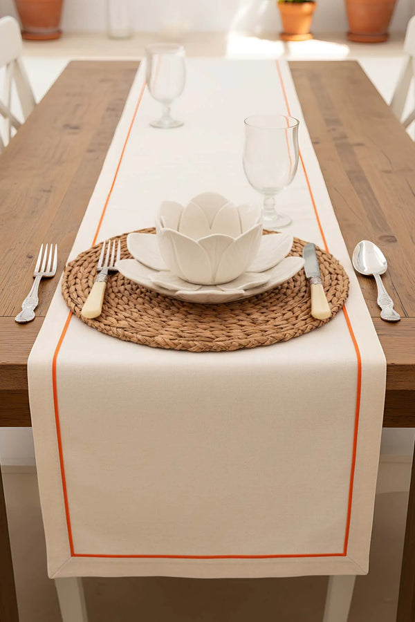 Tischläufer in Creme mit orangefarbenem Rand, 50 x 130 cm