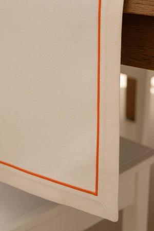 Tischläufer in Creme mit orangefarbenem Rand, 50 x 130 cm