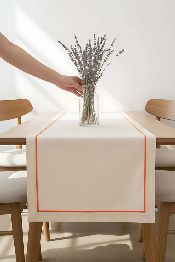 Tischläufer in Creme mit orangefarbenem Rand, 50 x 130 cm