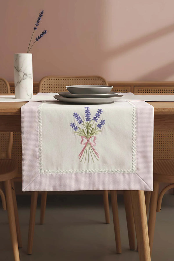 Lavendelfarbener, bestickter Tischläufer aus Buldan-Stoff, 50 x 130 cm