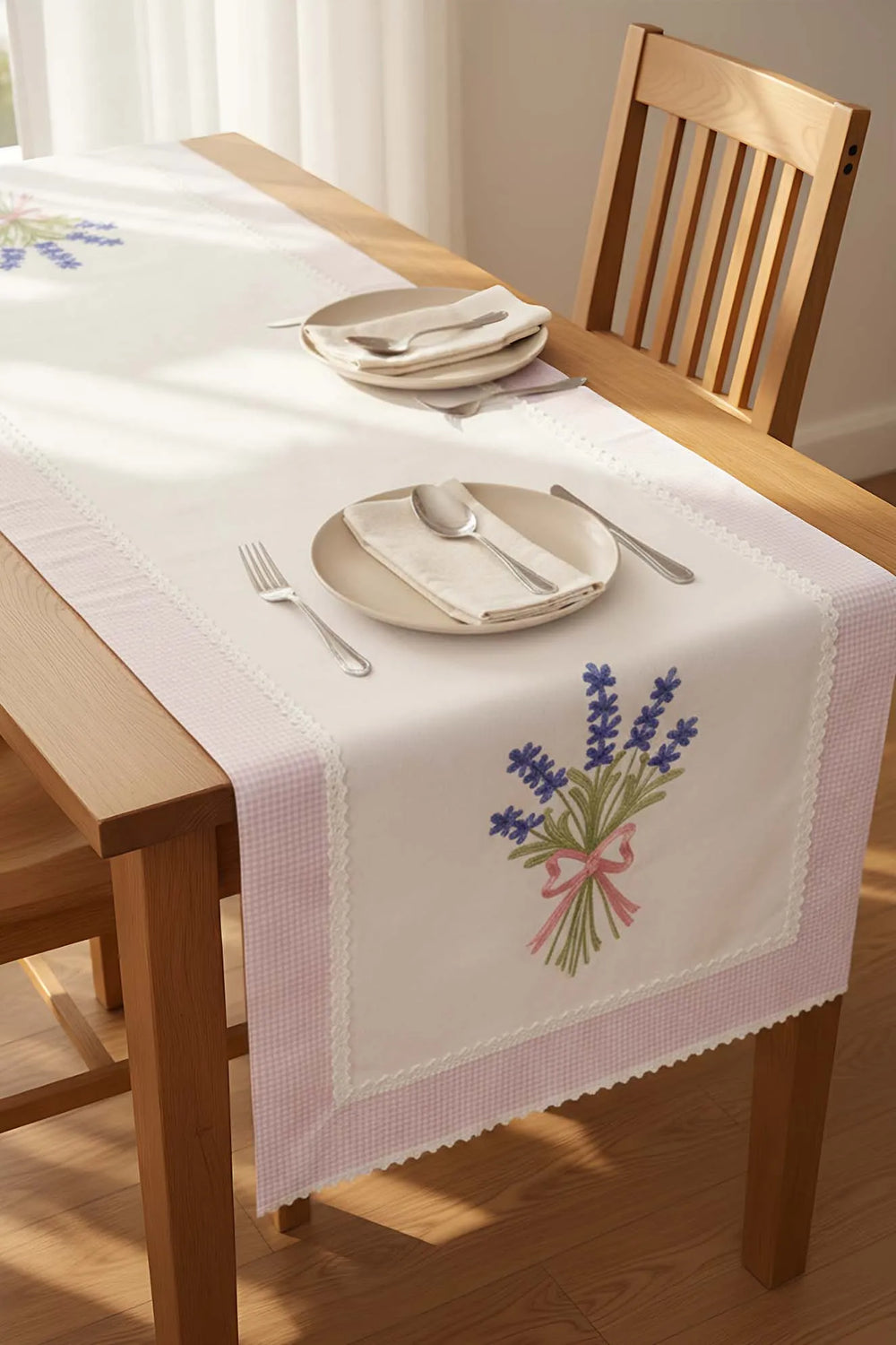 Lavendelfarbener, bestickter Tischläufer aus Buldan-Stoff, 50 x 130 cm