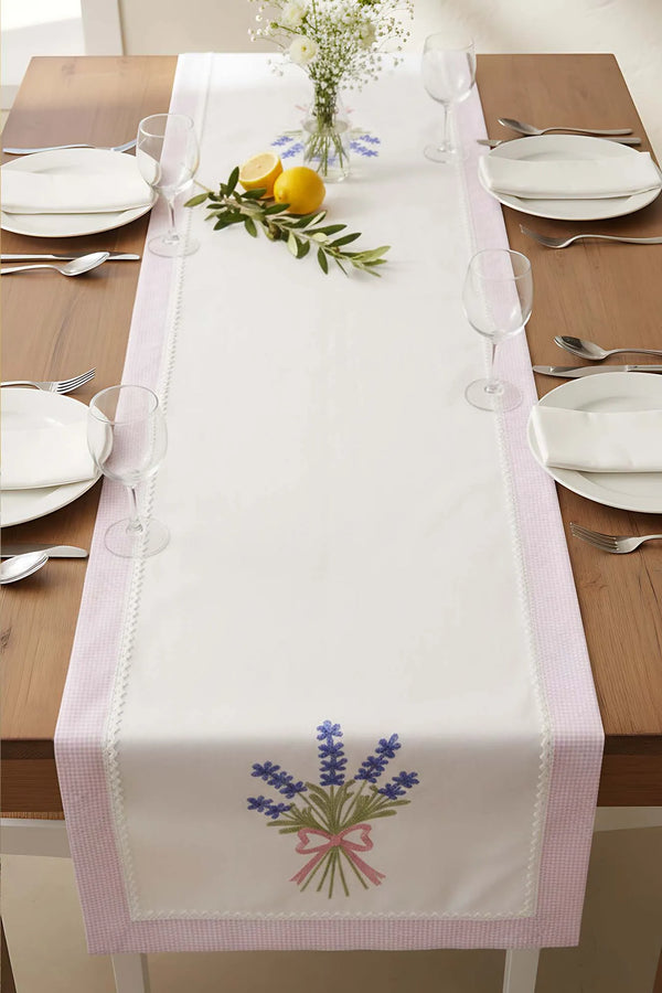 Lavendelfarbener, bestickter Tischläufer aus Buldan-Stoff, 50 x 130 cm