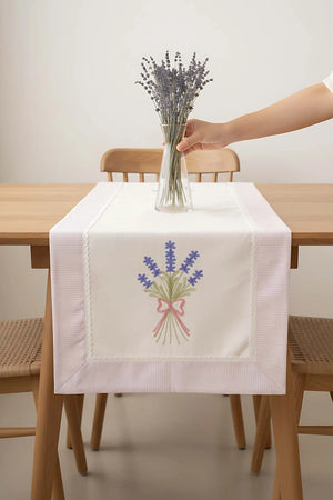 Lavendelfarbener, bestickter Tischläufer aus Buldan-Stoff, 50 x 130 cm