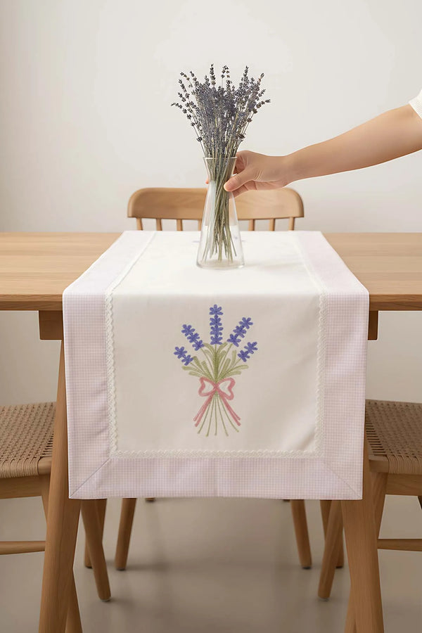 Lavendelfarbener, bestickter Tischläufer aus Buldan-Stoff, 50 x 130 cm