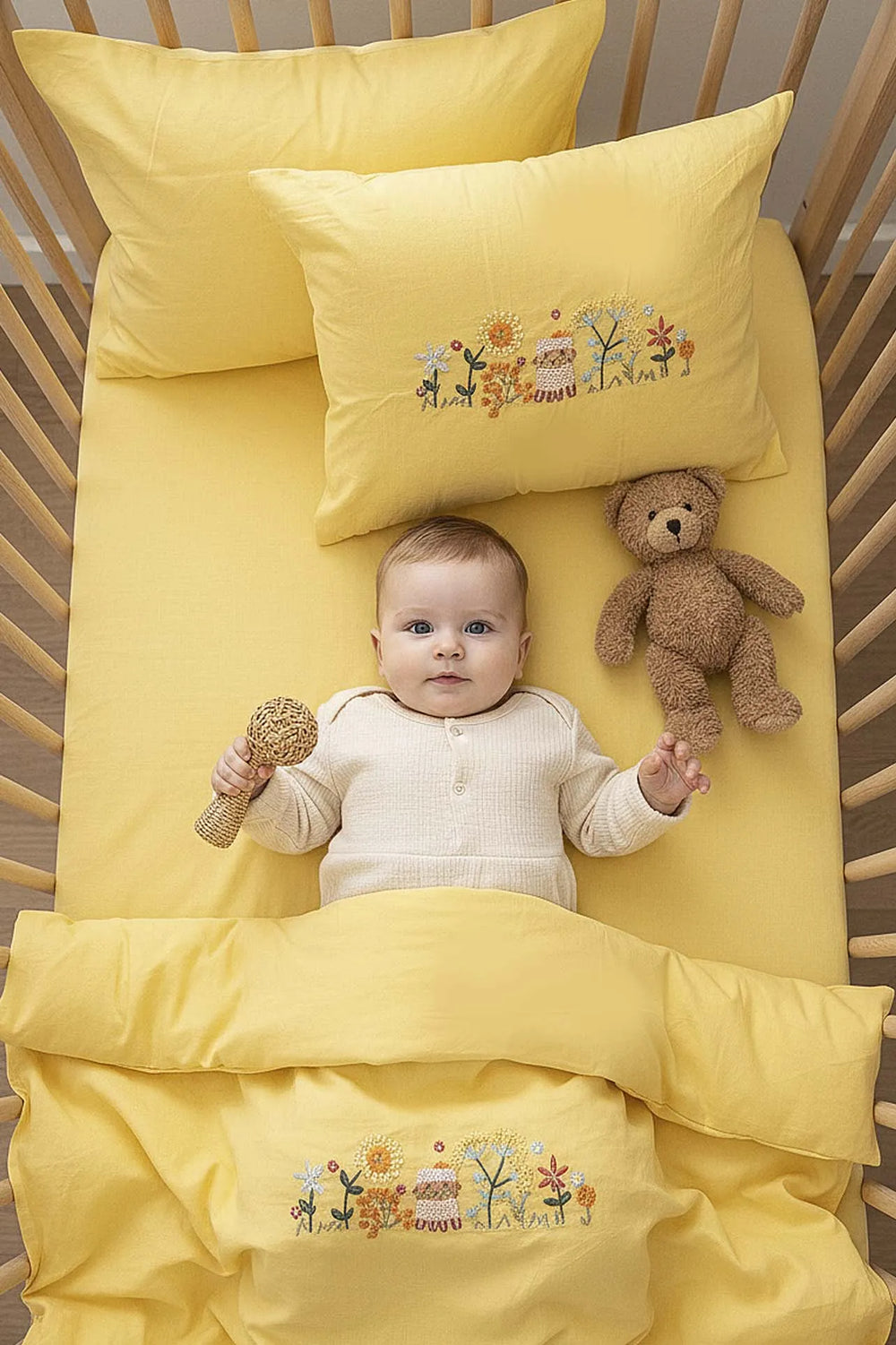 Gelbes Babybettwäsche-Set aus 100 % Baumwolle mit Stickereien