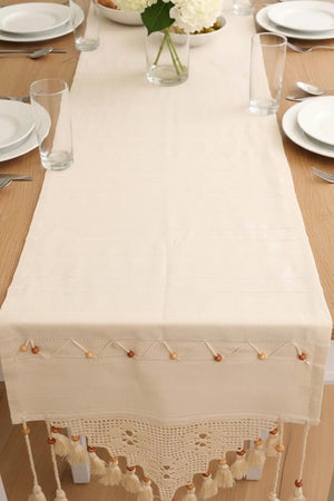 Spitzenbestickter, perlenbesetzter Tischläufer 50x130 cm