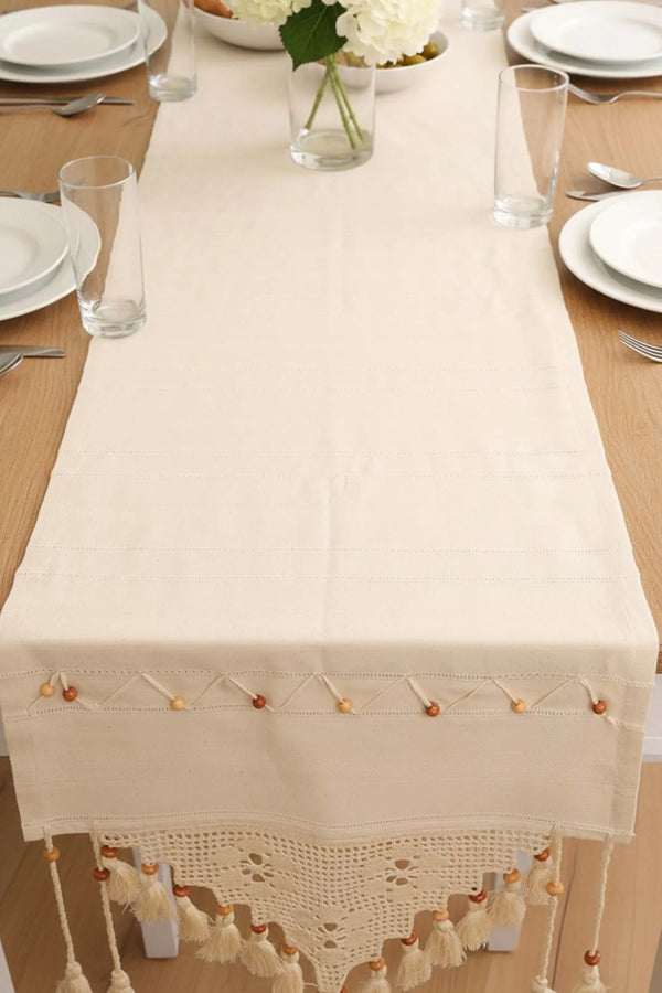Spitzenbestickter, perlenbesetzter Tischläufer 50x130 cm