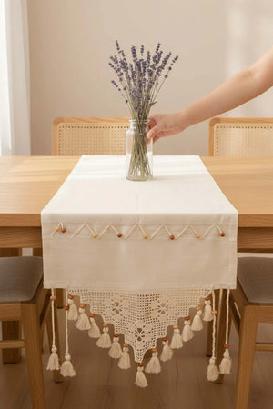 Spitzenbestickter, perlenbesetzter Tischläufer 50x130 cm