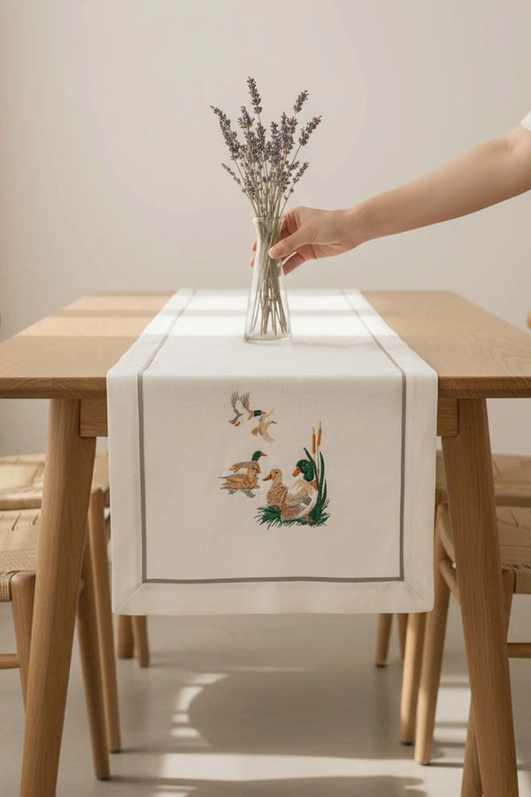 Tischläufer mit Vogelstickerei, 50 x 130 cm