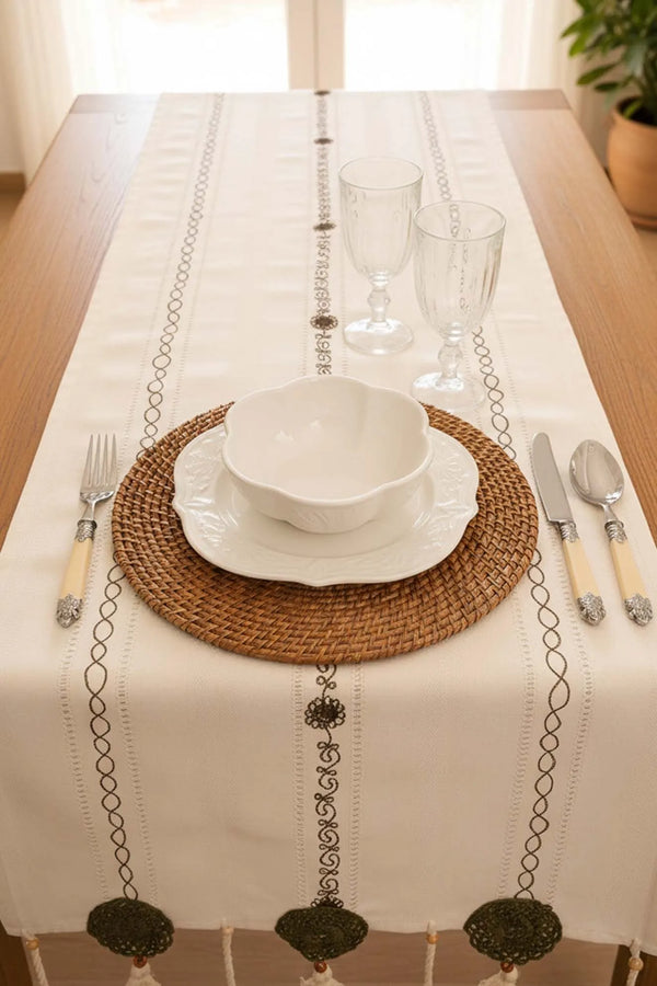 Grüner Tischläufer aus bestickter Spitze, 50 x 130 cm