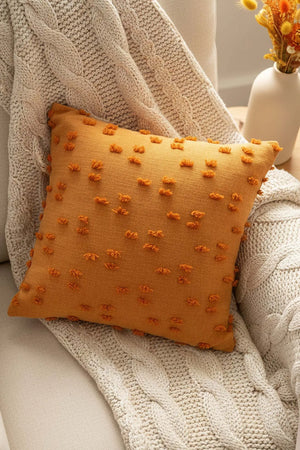 Dekorativer Kissenbezug mit orangefarbenen Punkten