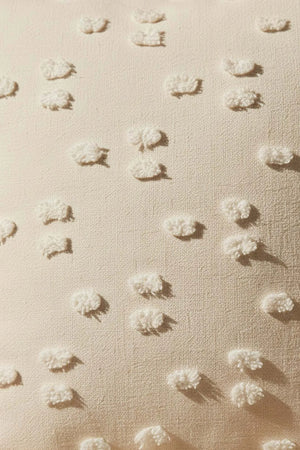 Dekorativer Kissenbezug in Creme mit Polka-Dot-Muster
