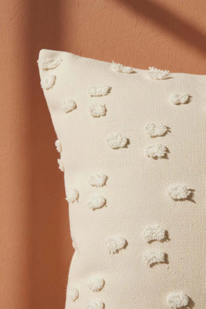 Dekorativer Kissenbezug in Creme mit Polka-Dot-Muster