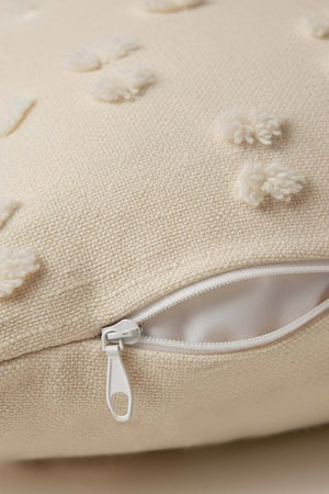Dekorativer Kissenbezug in Creme mit Polka-Dot-Muster