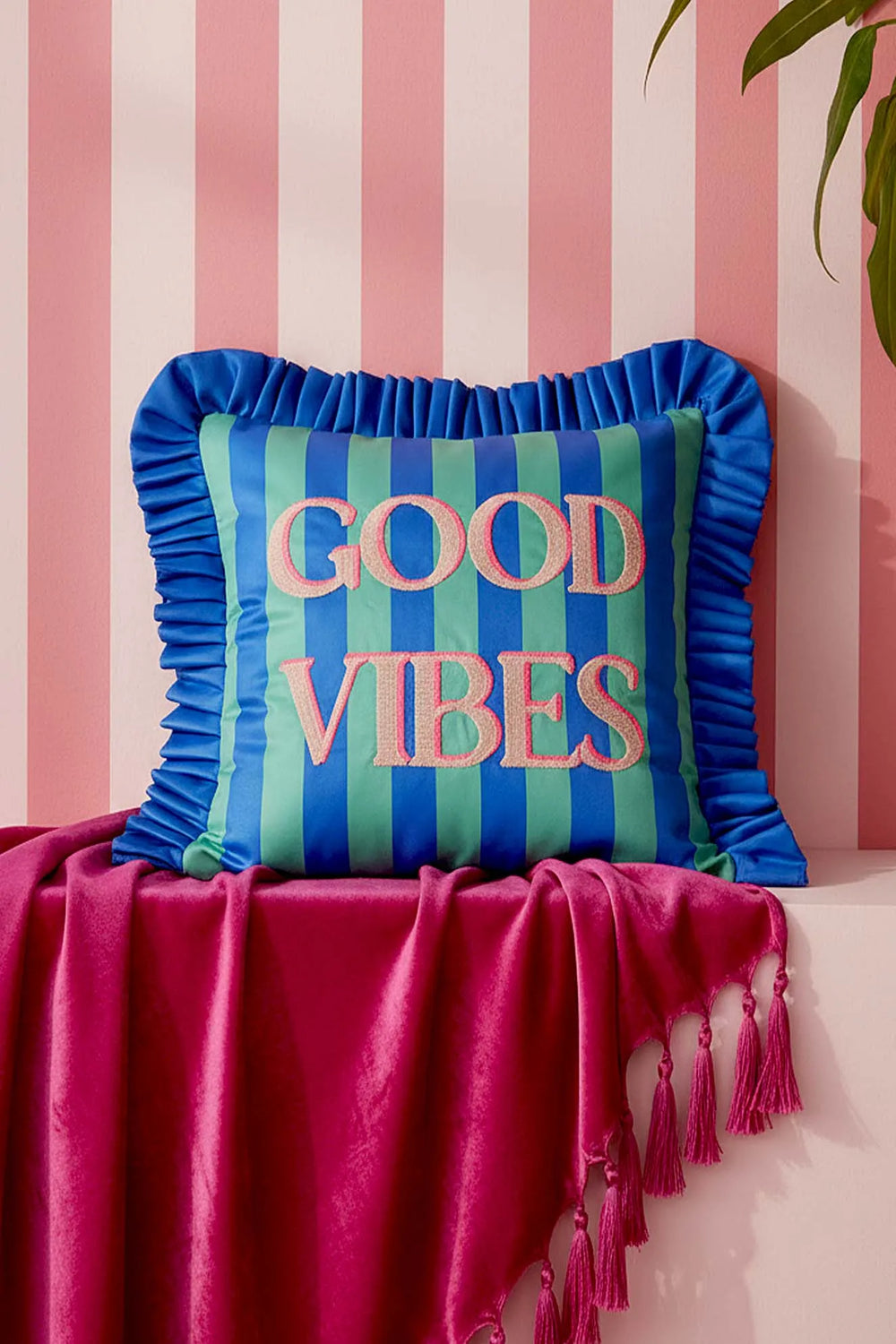 Bestickter Dekokissenbezug „Good Vibes“