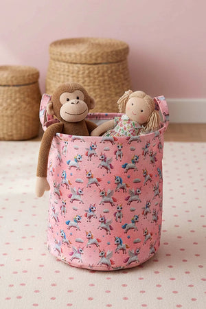 Einhorn-Spielzeug und Wäschekorb