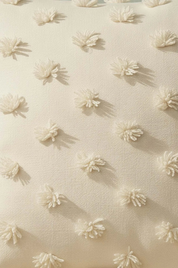 Dekorativer Kissenbezug in Creme mit Pompon-Verzierung