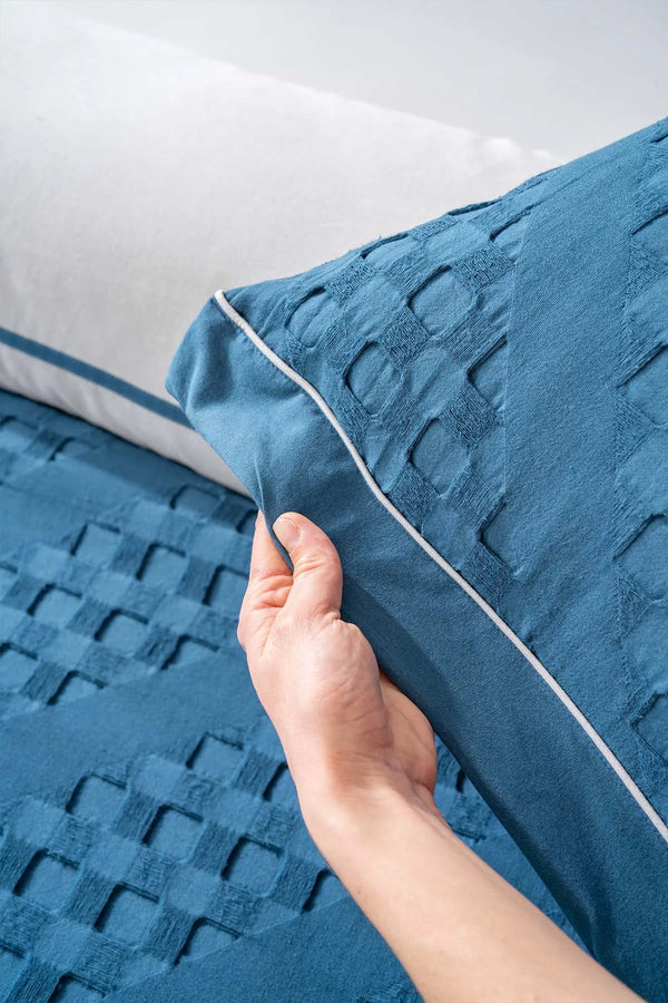 Helen Petrolblaues Doppelbettwäsche-Set mit Tagesdecke und Bettbezug – 7-teiliges Brautset