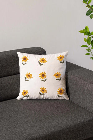 Cremefarbener Hintergrund, Sonnenblumenmuster, dekorativer Leinenkissenbezug mit Lochstickerei.